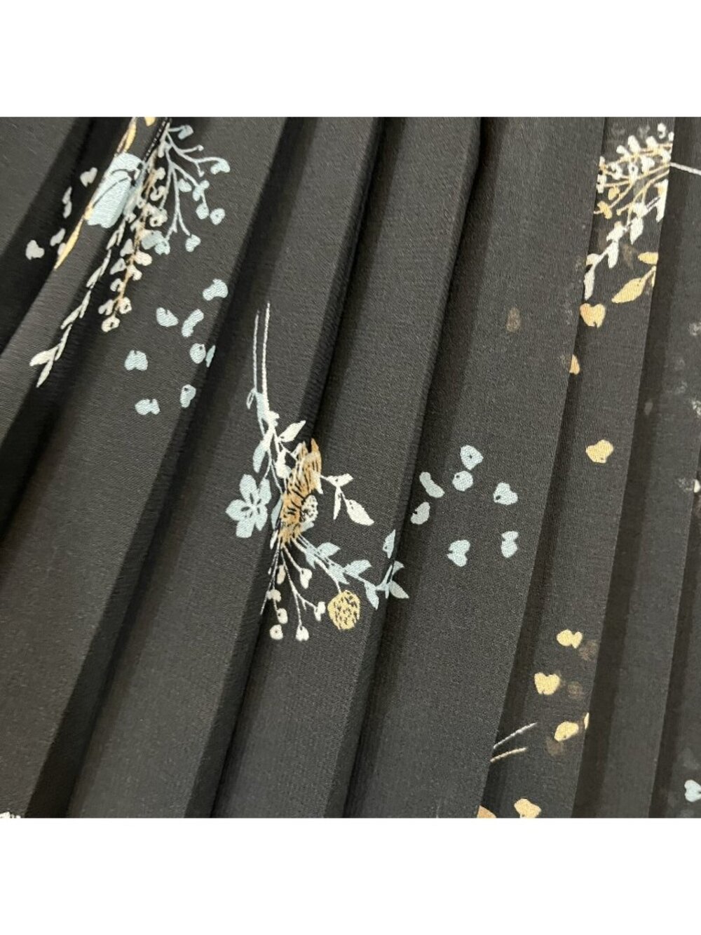 Ann Taylor Black Floral Pleated Mid Length Skirt - Picture 5 of 9